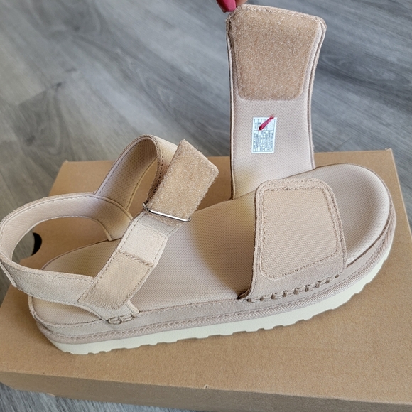 UGG  Goldenstar Platform Sandal - Picture 8 of 10